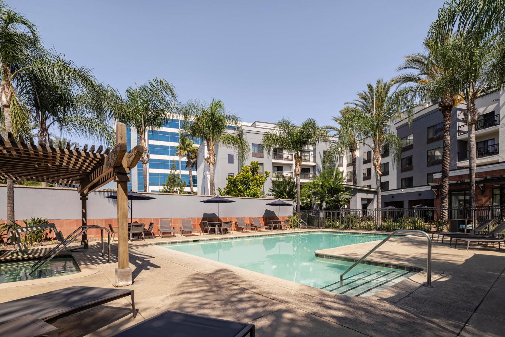 Courtyard Los Angeles Burbank Airport Hotel Exterior photo