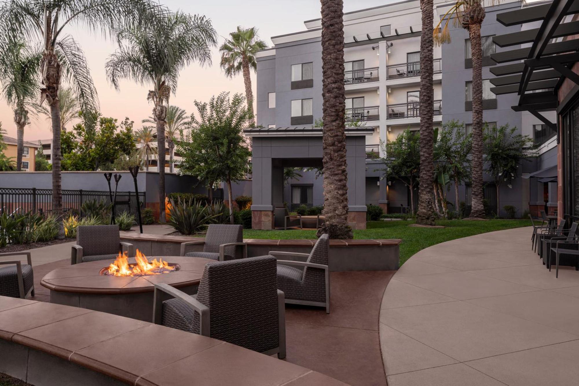 Courtyard Los Angeles Burbank Airport Hotel Exterior photo